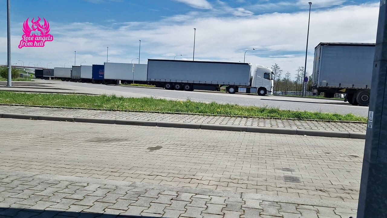 Otoban otoparkında bir yabancının beni sikmesine izin verdim