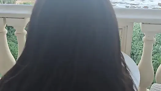 Gerçek orta yaşlı seksi kadın otel balkonunda herkesin görmesi için sikiliyor