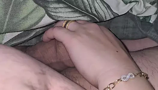 Lezbiyen üvey anne üvey oğluna otel odasında ilk kez mastürbasyon yapacak