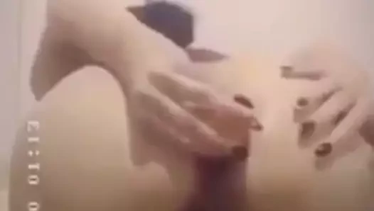 O bir havuç ile kendini dildos