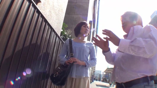 Şaşırtıcı! Kocasından tamamen farklı! Hüsrana uğramış evli bir kadın tam bir göt sikinin gösterilmesine karşı koyabilir mi?