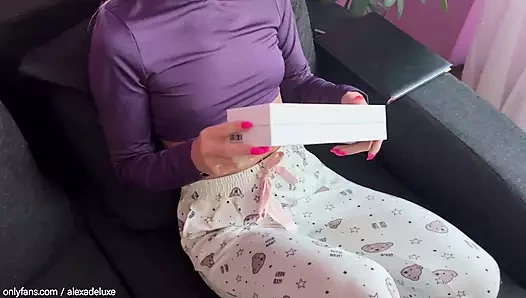 18 yaşındaki kız arkadaşıma ilk vibratörü, sert sikiş ve çoklu titreyerek orgazm hediye ettim