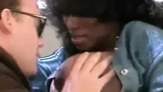 Efsanevi klasik porno yıldızları her parçanın tadını çıkarıyor.