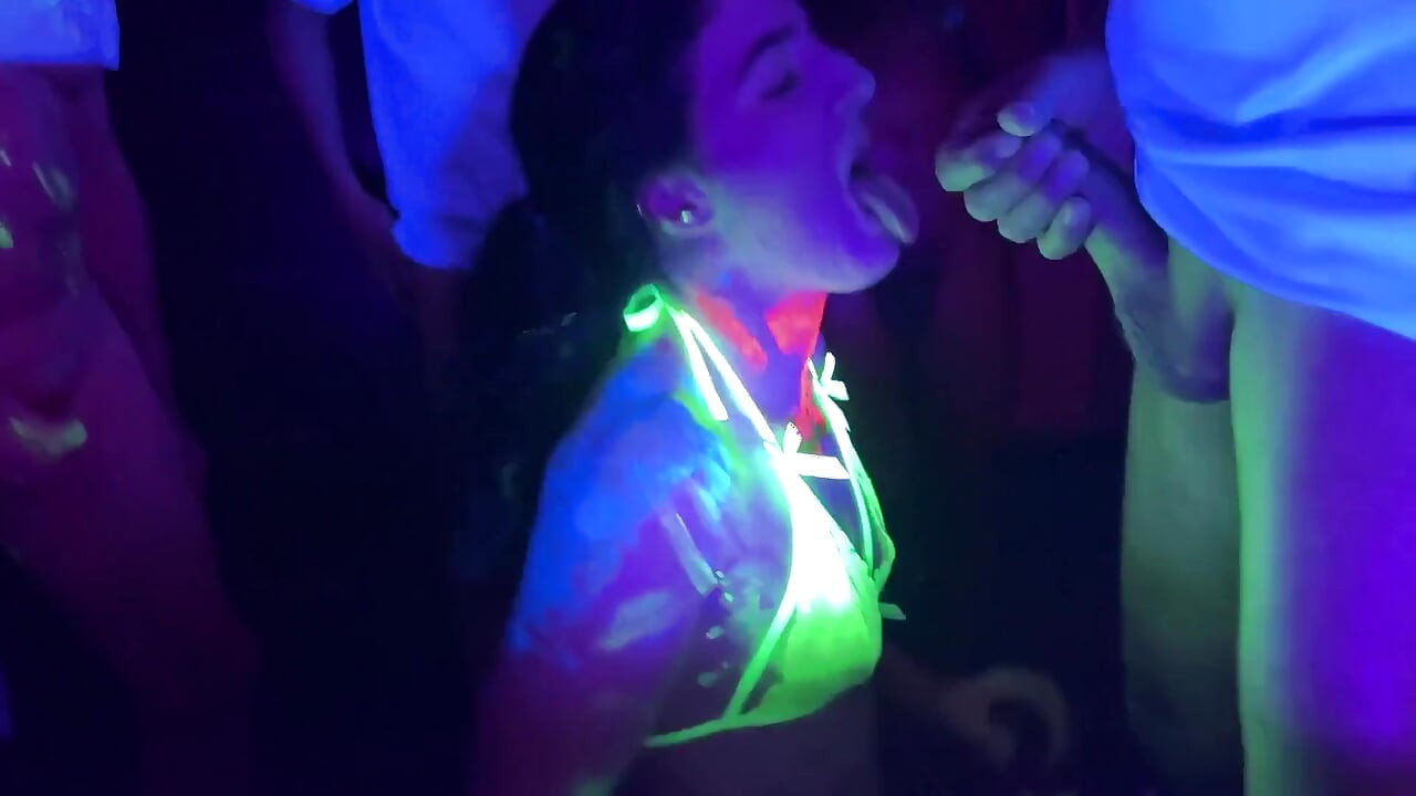 Tam video - parıltılı parti! Döle aç sürtük için bukkake grup seks - cliff media productions