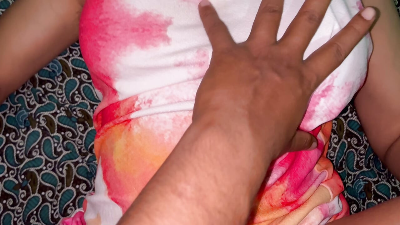 18+ genç kız sert sikişiyor (üvey kız kardeş) Hintli desi üvey kız kardeşiyle seks yapıyor