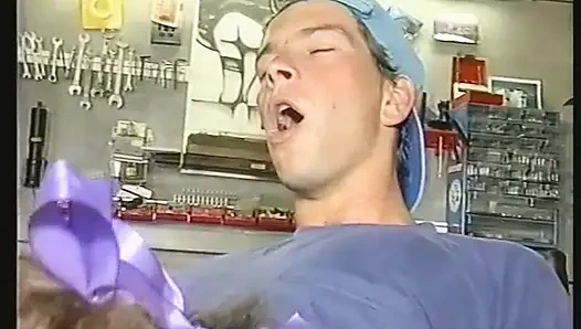 Kıvırcık saçlı sarışın genç kız sakso çekiyor ve sıkı götünü siktiriyor