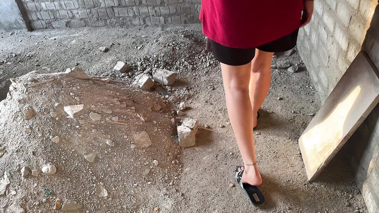 Sevimli kızla inşaat binasının altında açık havada seks, sıkı amcık seksi