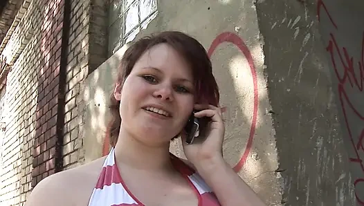 Kızıl saçlı amatör Alman piliç ateşli sikişten sonra dölle püskürtülüyor