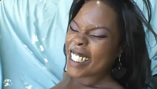 İki siyah penis tatmin etmeye hazır