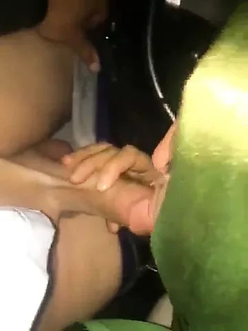 turbanli kevase arabada sakso cekiyor