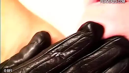 Gözleri bağlı sürtük bağlanıyor ve kırbaçlanıyor