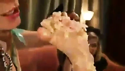 Ayak kokusu ve pasta yeme