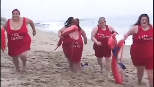Çok çirkin xxx cankurtaran orta yaşlı seksi kadın yatak odasında sikişiyor