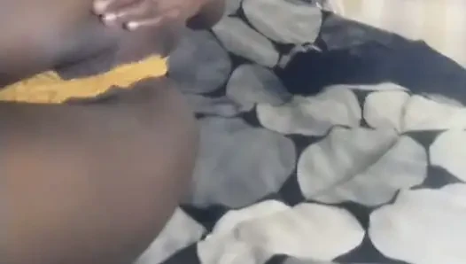 Afrikalı genç kız kendini tatmin ediyor