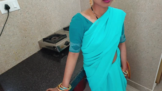 Hintli köylü baldız ve kayınbiraderi ilk kez ağrılı götten sikişirken inliyor.