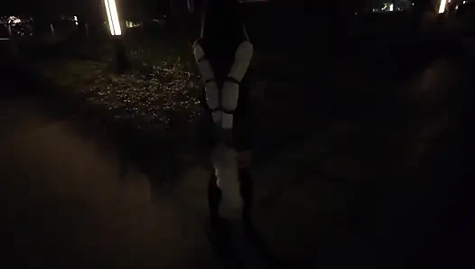 Okul üniformalı Hs19-a kız sokaklarda dolaştı