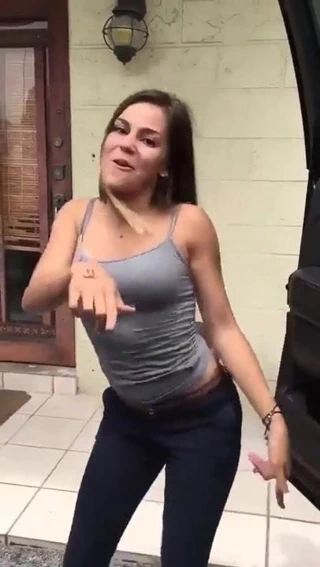 Güzel kız dans ediyor #1