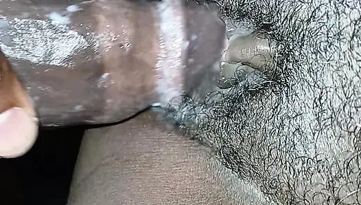 Yarağıma işiyor ve boşalana kadar beni sikiyor.