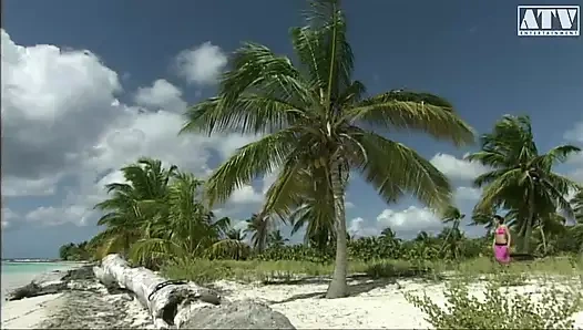 Aliz küçük dik memeli ve esmer saçlı İtalyan sürtük