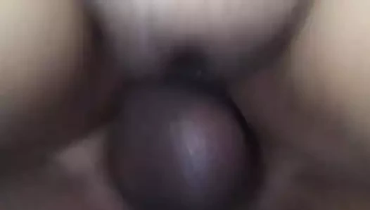 Theo karısının ıslak amını sikiyor ve döl damlatıyor