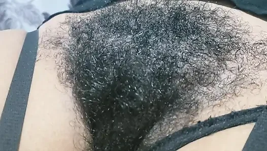 Orta yaşlı seksi kadın seksi paylaşırken orta yaşlı seksi kadın kıllı amcık