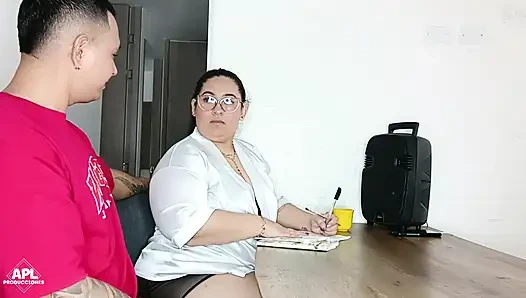 Üvey annemin bazı ev işleri yapmalarına yardım ettikçe, sert yarağımı sırtında hissetmesini sağlıyorum