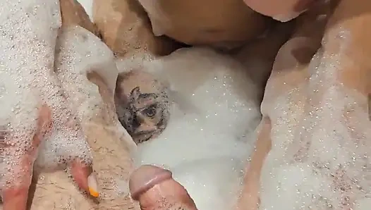 Banyoda karşılıklı mastürbasyondan önce seksi evli kadın yarak emmeyi seviyor