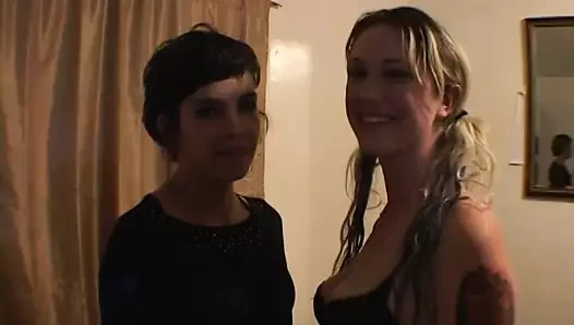 Seksi genç lezbiyen orospular yalama amcıklar ve kahrolası pembe yapay penis