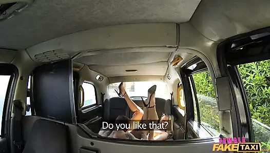 Female Fake Taxi - татуированная чувак дает водителю камшот на лицо для оплаты проезда