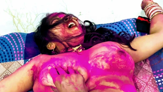 Holi ile buluşmaya gelen kayınbiraderi yengesini Holi'yi domaltarak sikiyor ve götüne boşaltıyor