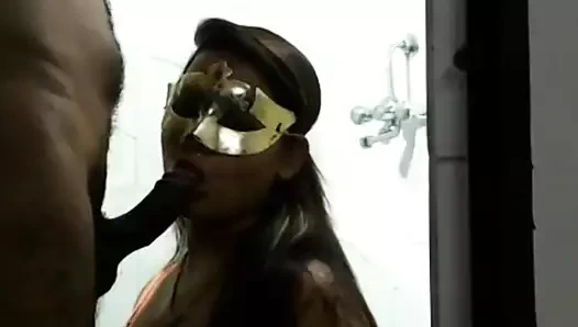 yeni evli hintli çift romantik oral seks sahiptir