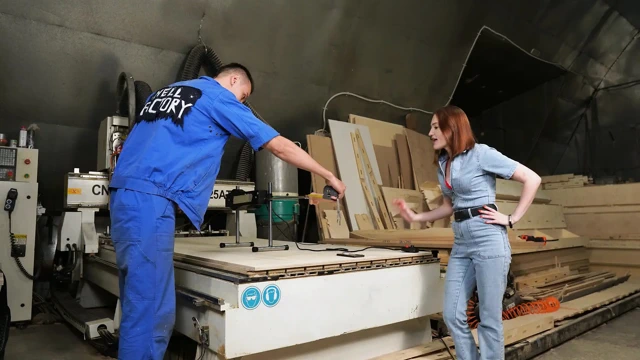 Fabrika eğlencesi: makinesi ile çifte penetrasyon