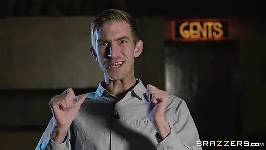 Brazzers - Danny film çekmeye çalışıyor ama sonunda en iyi yaptığı şeyi yapıyor, Viola Bailey'i sikiyor
