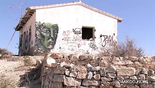 Costa Blanca'da terk edilmiş bir evde seyir halinde.