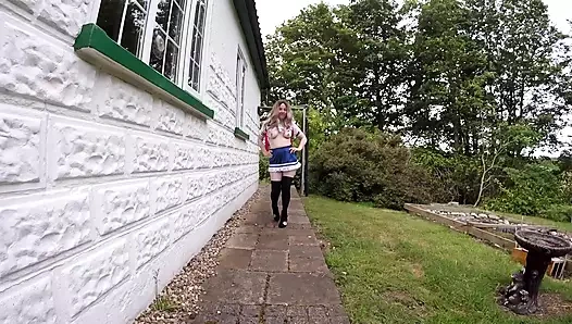 Bahçede denizci moon cosplay