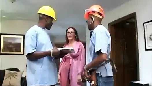 Vahşi beyaz bebek iki büyük siyah yarakla sikilmeyi seviyor