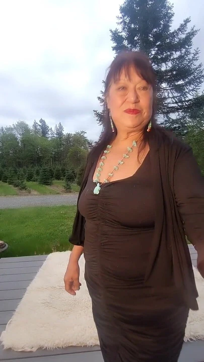 Zilah Luz наслаждается мастурбацией моей волосатой киски, и время от времени воет как волк!