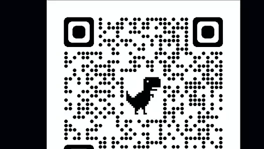 Güzellik kendine ve çıplak göğüslerine dokunuyor