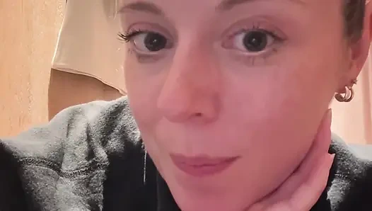 Soyunma odasındayken sert boşalıyor!! Yakalanmamayı umut ediyorum!