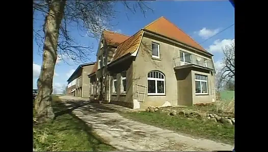 Klasik sürtük köleler gözleri bağlı erkekler tarafından büyük yaraklarla sikiliyor (tam film)