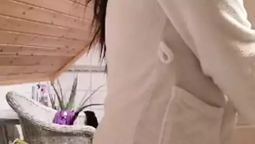 İri güzel kadın soyunuyor