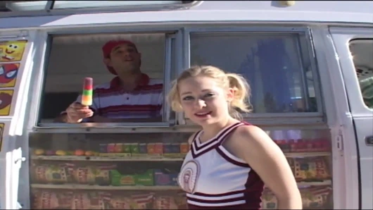 Ponpon kız güzel ıslak amcığı büyük penisle boşalmasını bekliyor