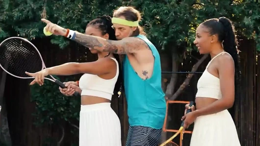 Twistys - Kira Noir ve Olivia Jayy tenis derslerine odaklanmaya devam edemiyor ve onun yerine sürtünmeye başlıyorlar