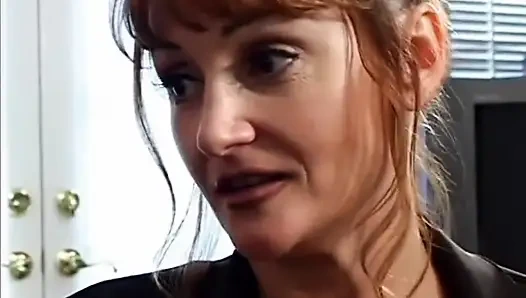 Seksi kızıl saçlı orta yaşlı seksi kadın amcık yalıyor