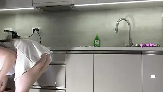 Büyük memeli büyük götlü tamamen doğal güzel üniversiteli kız transparan beyaz elbiseli uzun bacaklarını ve külotunu gösteriyor