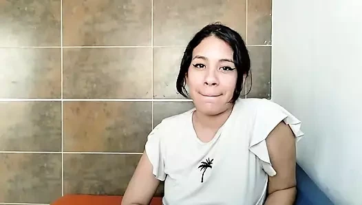 Kuryeme bir sürprizim var, ona her zaman bahşiş verdim. Bugün ona daha fazla bir şey vermek istiyorum, beni sikmesini istiyorum