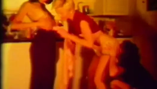 Sıcak lezbiyenlerin yalama oyunları (1970'lerin vintage)