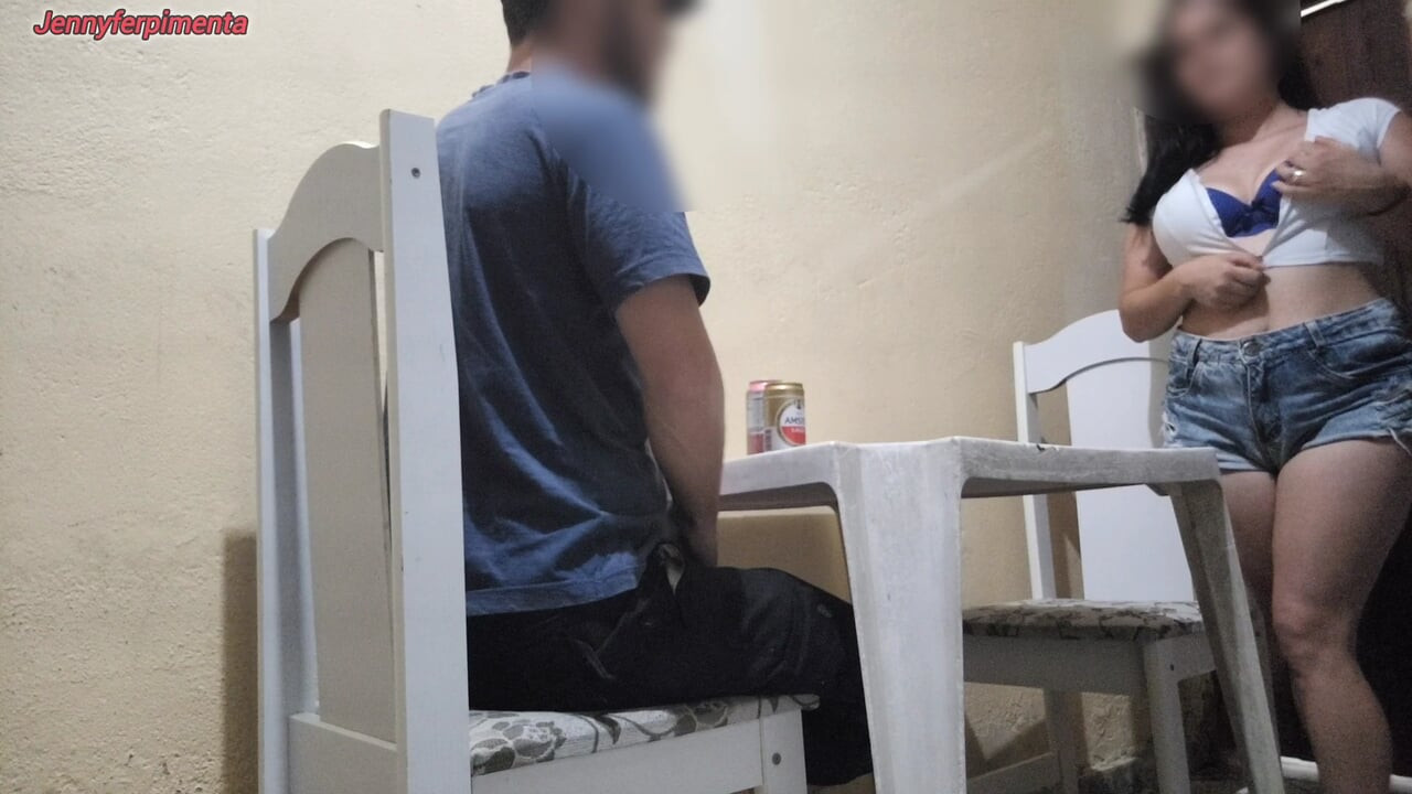 Genç çift halka açık barda sikişiyor