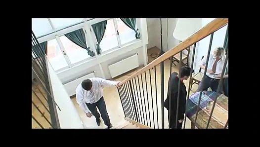 Küçük memeli güzel genç sürtük üç büyük yarakla sikiliyor ve yüzüne boşalıyor