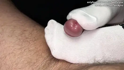 Terli ve kokmuş spor çorapları elle muameleden önce ayakla muamele boşaltıyor